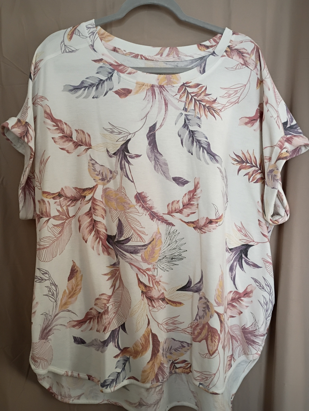 Cupio Cream Short Sleeve Tee with Pink & Purple Feather Print